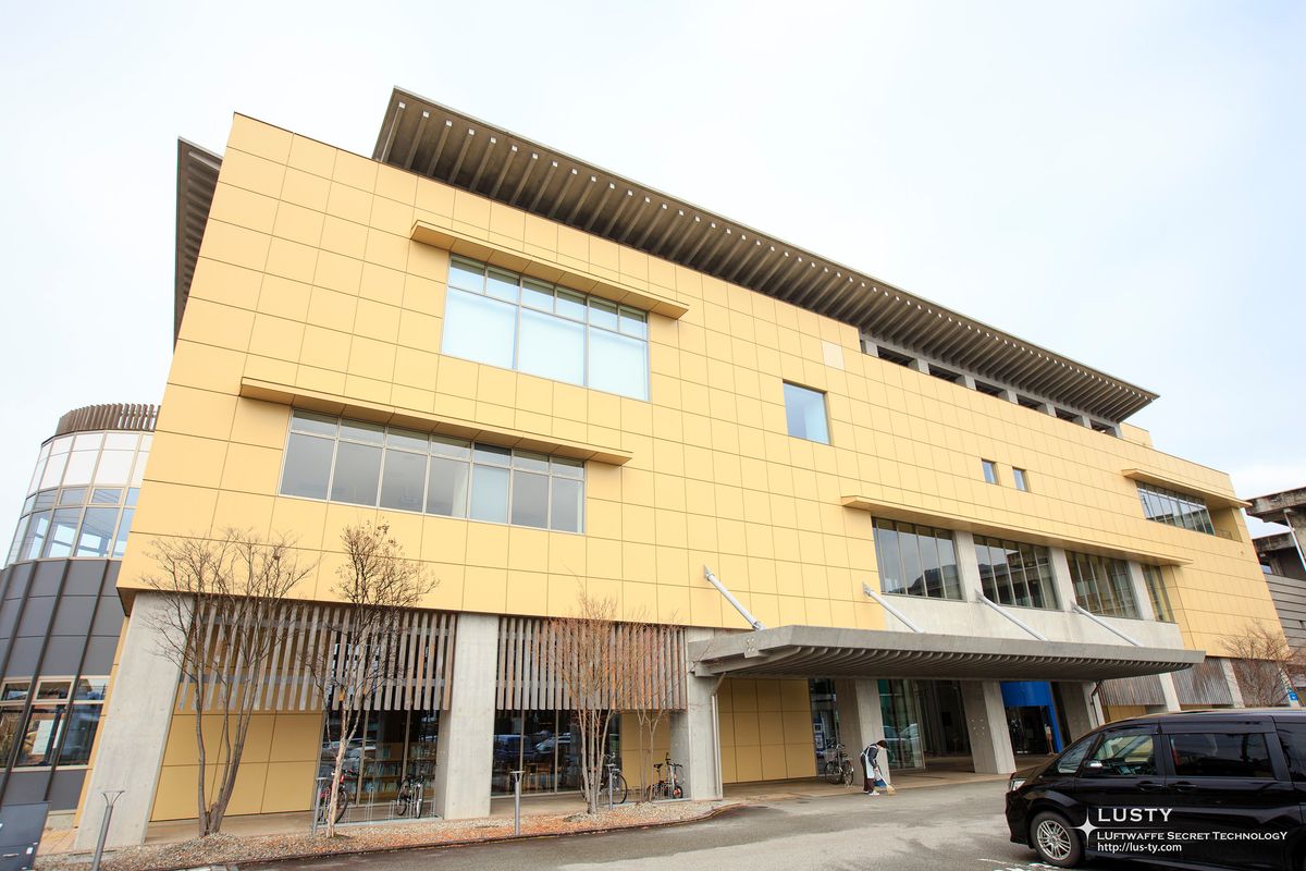 노란 외벽 히다 도서관 정면