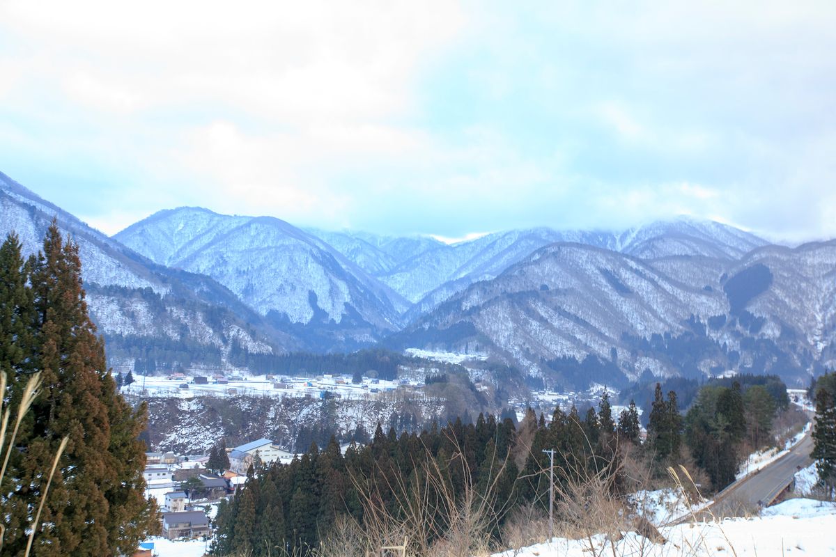 휴게소에서 본 시라카와 마을과 산