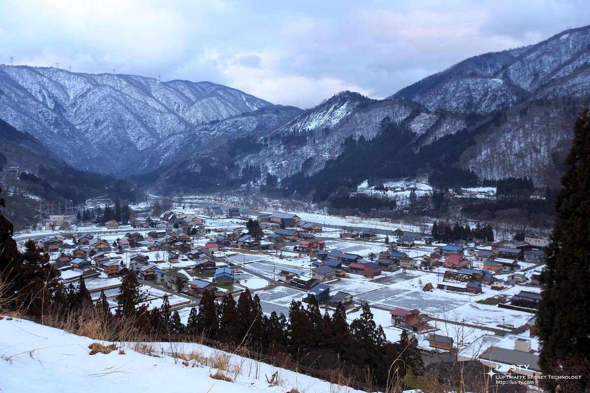 계곡 마을과 산을 담은 눈길 풍경