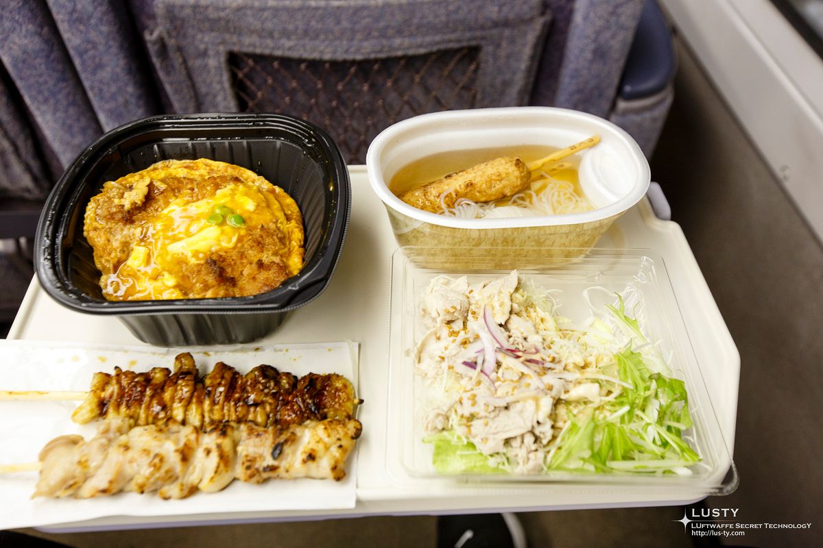 기차 테이블 위 카츠동과 꼬치 반찬