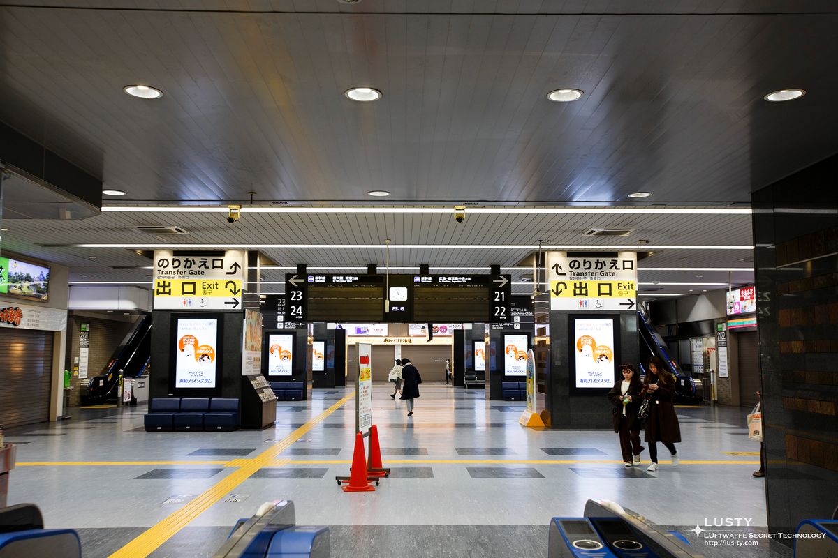 역 내부 출구 안내 전광판과 통로