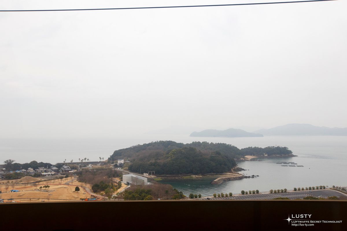 바다와 작은 섬이 보이는 해안 전경