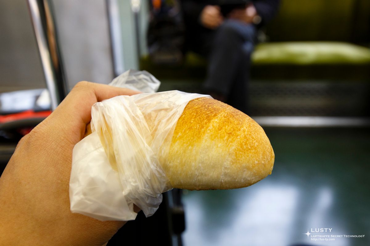 플라스틱에 싸인 작은 시오빵