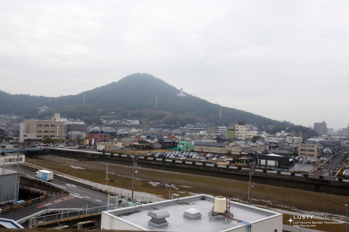 강과 주택, 산이 보이는 시가지