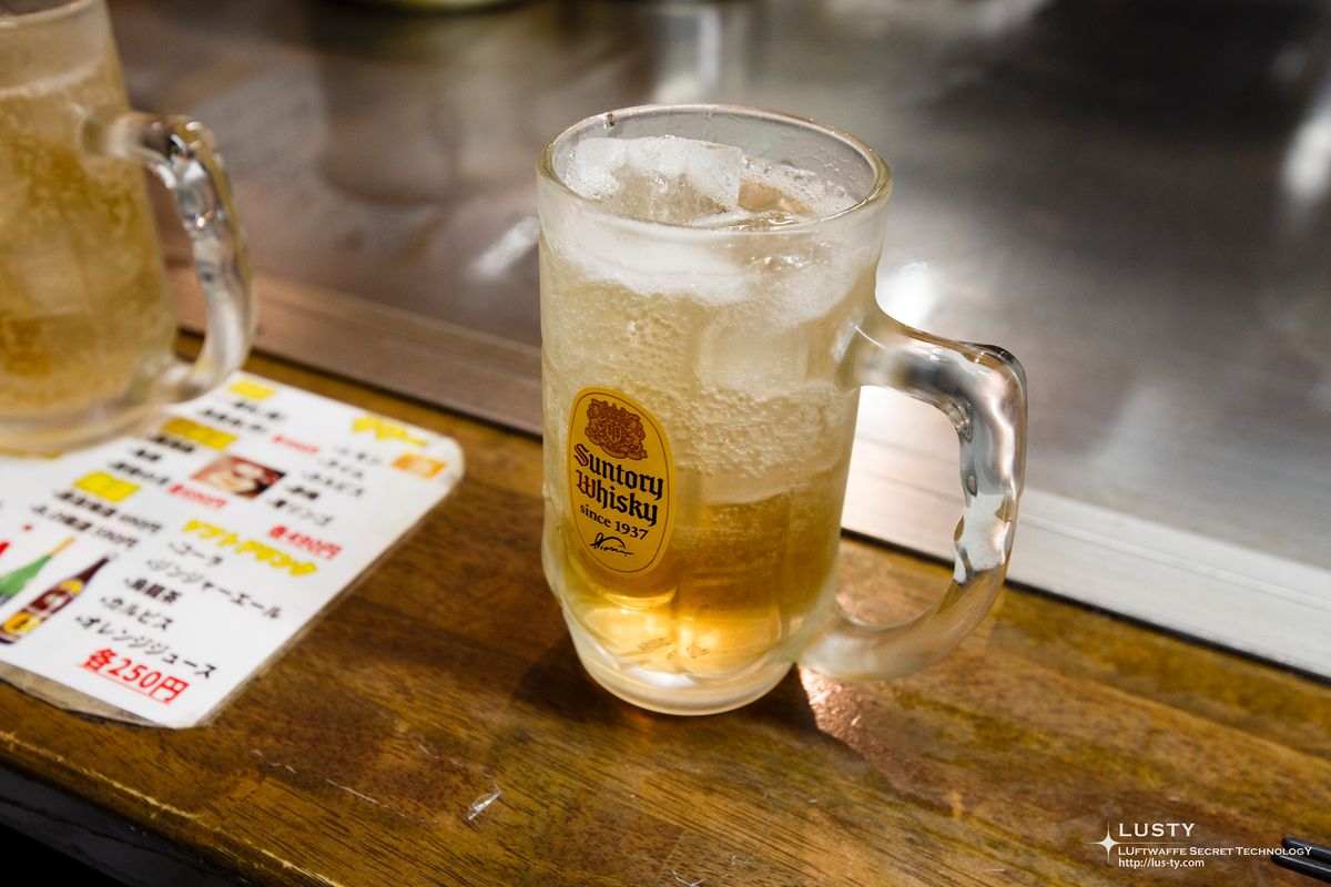 Suntory 위스키 로고가 새겨진 하이볼 잔