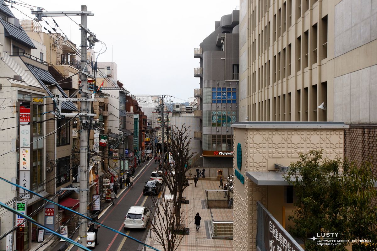 상점들과 전선이 보이는 번화가 거리