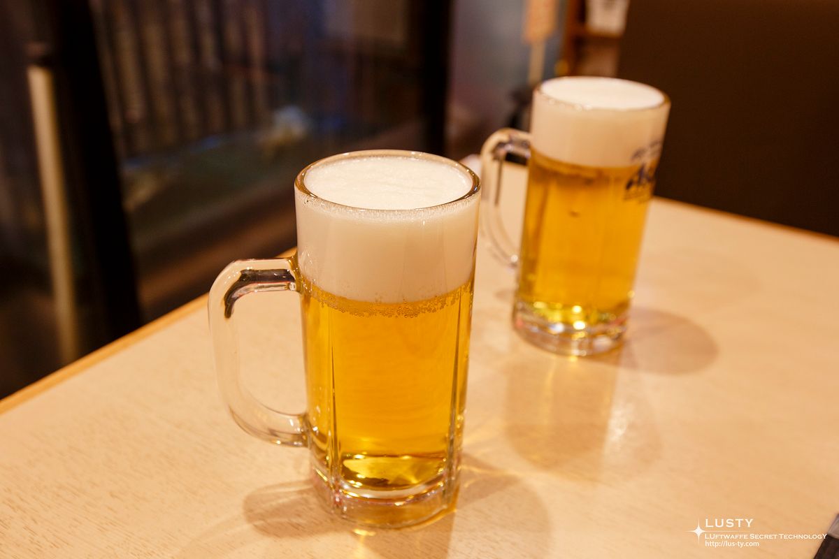 테이블 위 거품 가득한 생맥주 두 잔