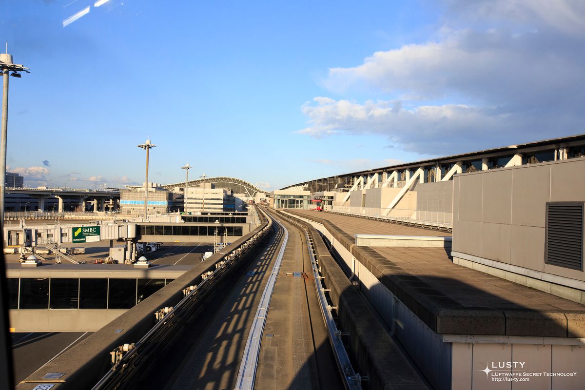 공항 여객 터미널과 승강장 철로 풍경
