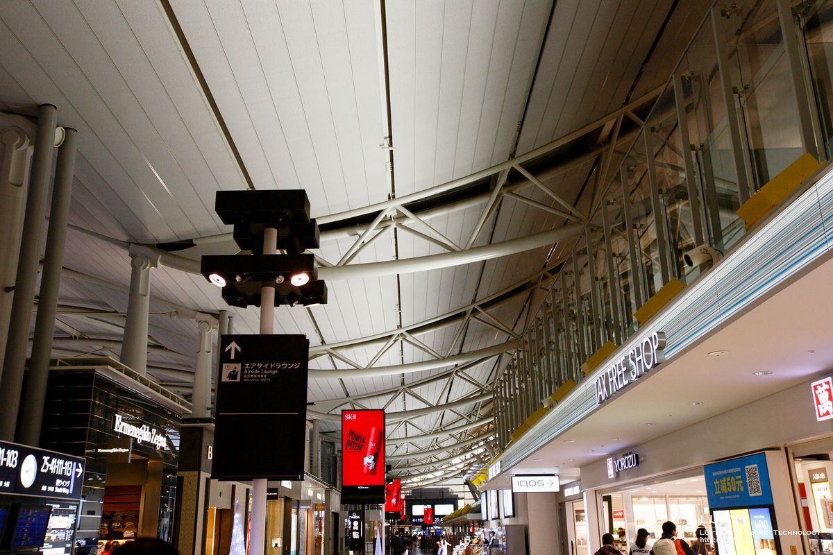 천장 구조와 면세점 간판이 보이는 공항 복도