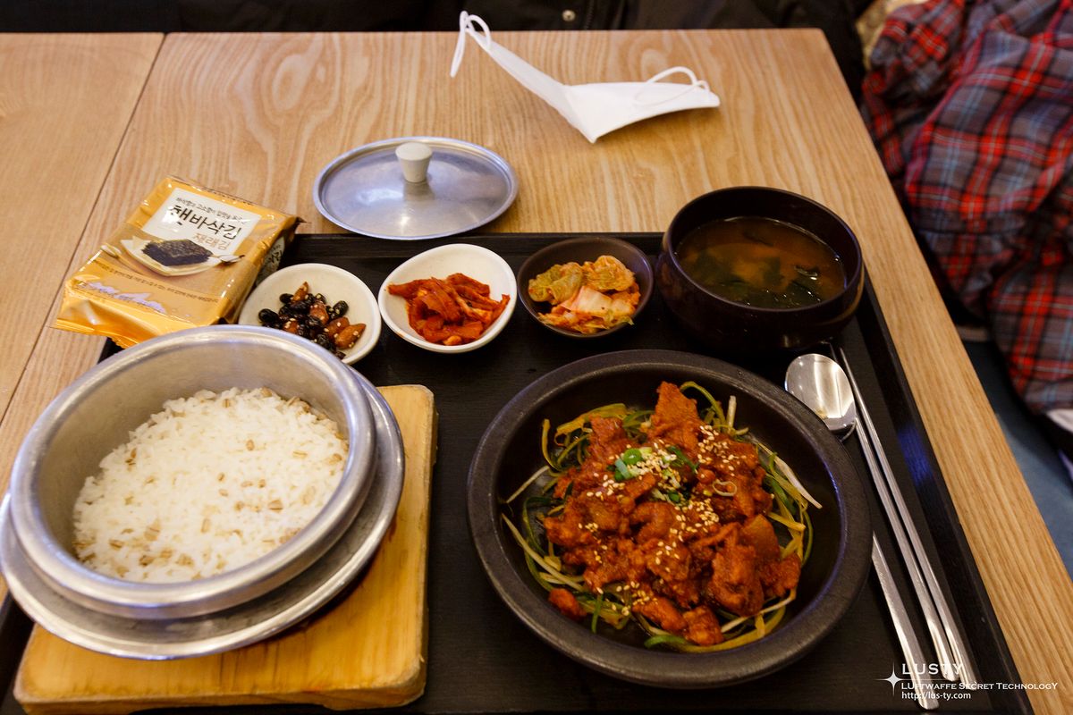 제육볶음과 밥, 반찬이 든 한식