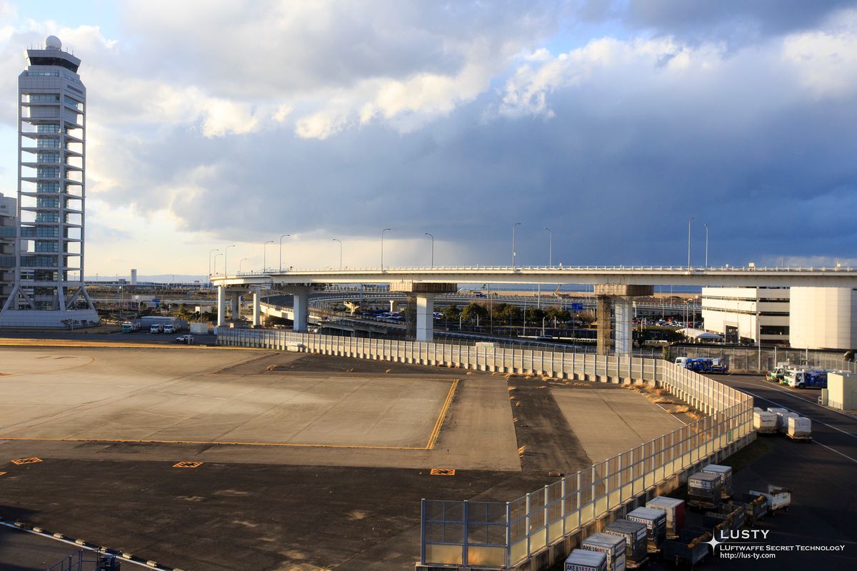 공항 주기장과 통제탑, 고가도로