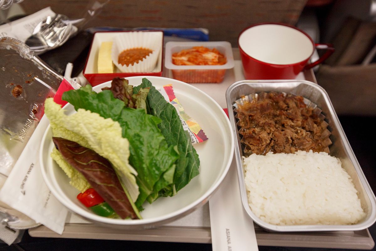 상추와 불고기 밥이 보이는 기내 식사