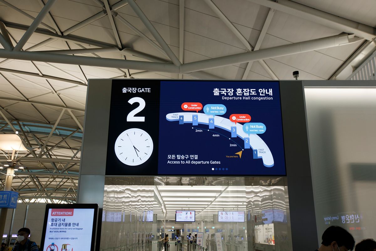 출국장 게이트2 시계와 혼잡도 안내