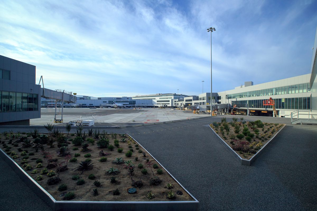 활주로와 탑승교가 보이는 공항 외부