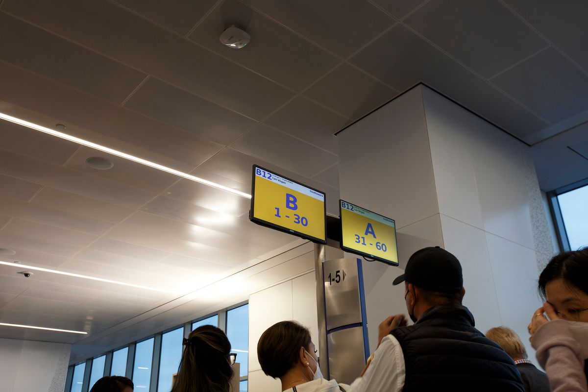 공항 탑승구 전광판에 B 1-30, A 31-60 표시