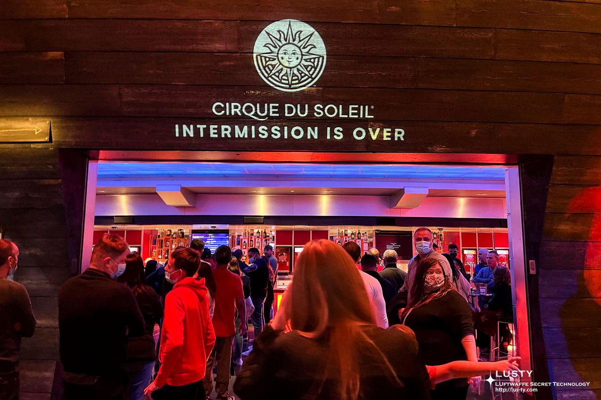Cirque du Soleil 막간 종료 안내 앞 대기