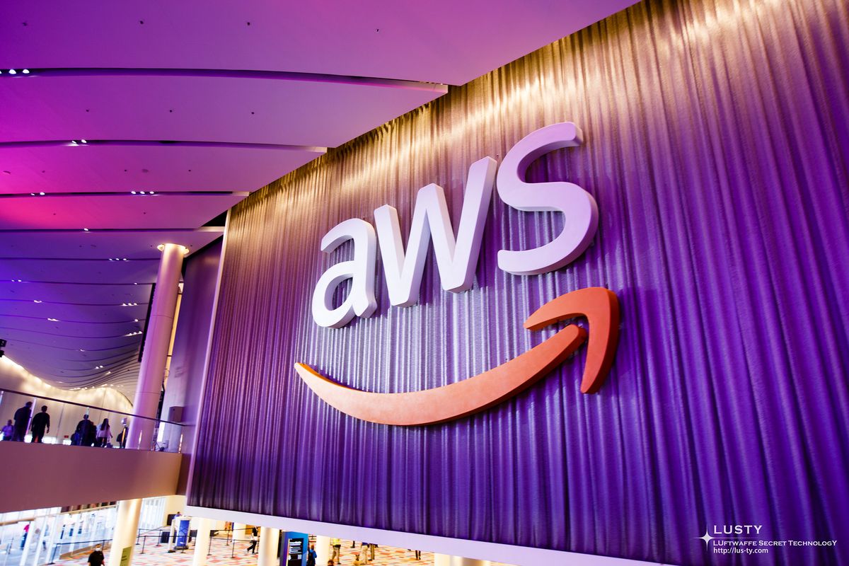 대형 AWS 로고 걸린 회장 로비