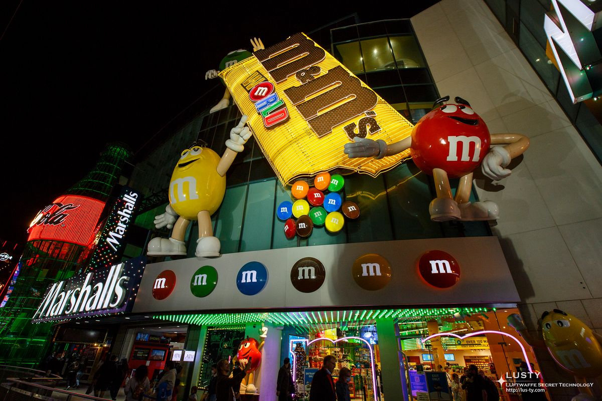 M&M 월드 외벽과 큰 캐릭터 조형물