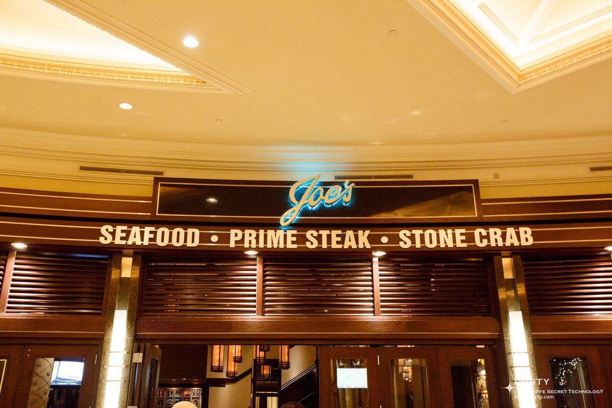 Joe's Seafood 매장 입구 간판