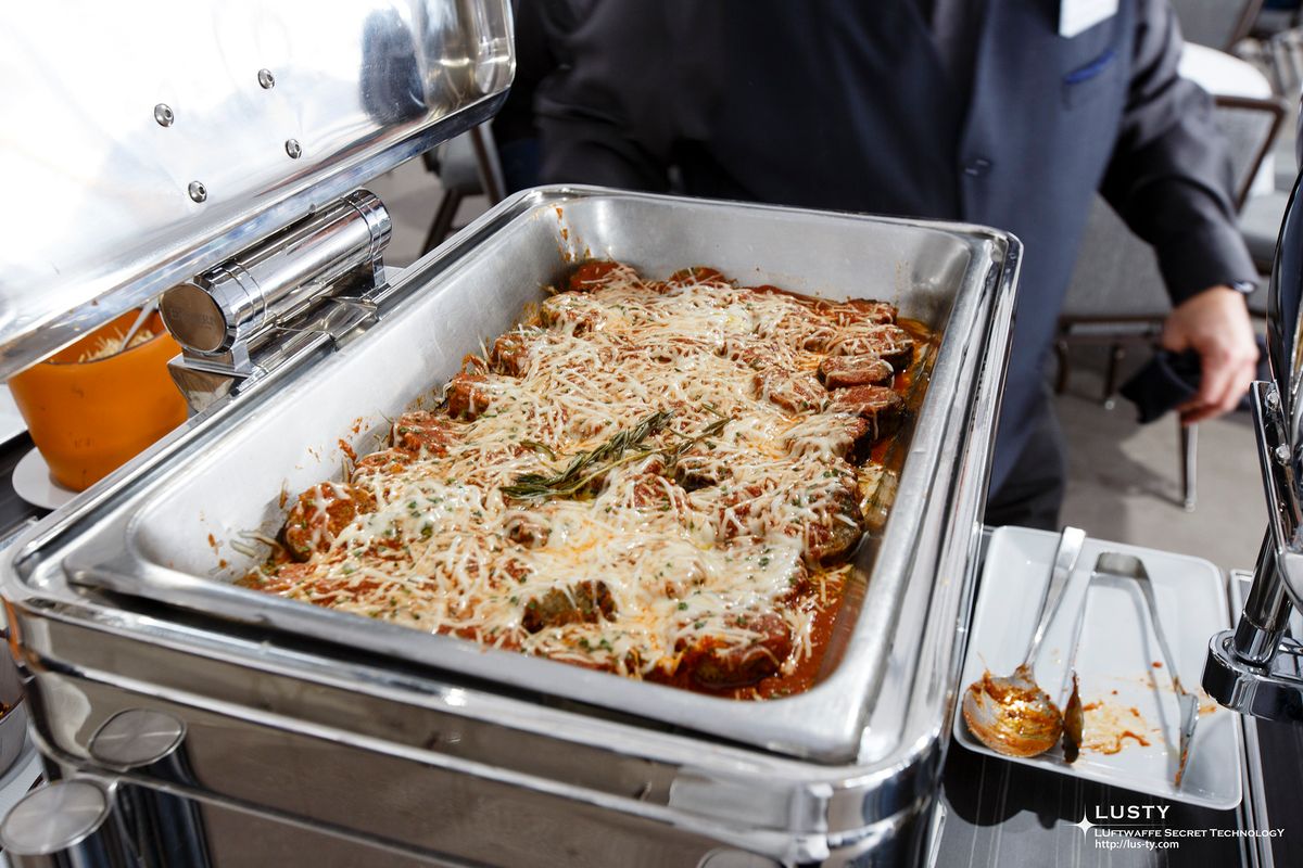 치즈 녹은 미트볼과 토마토 소스