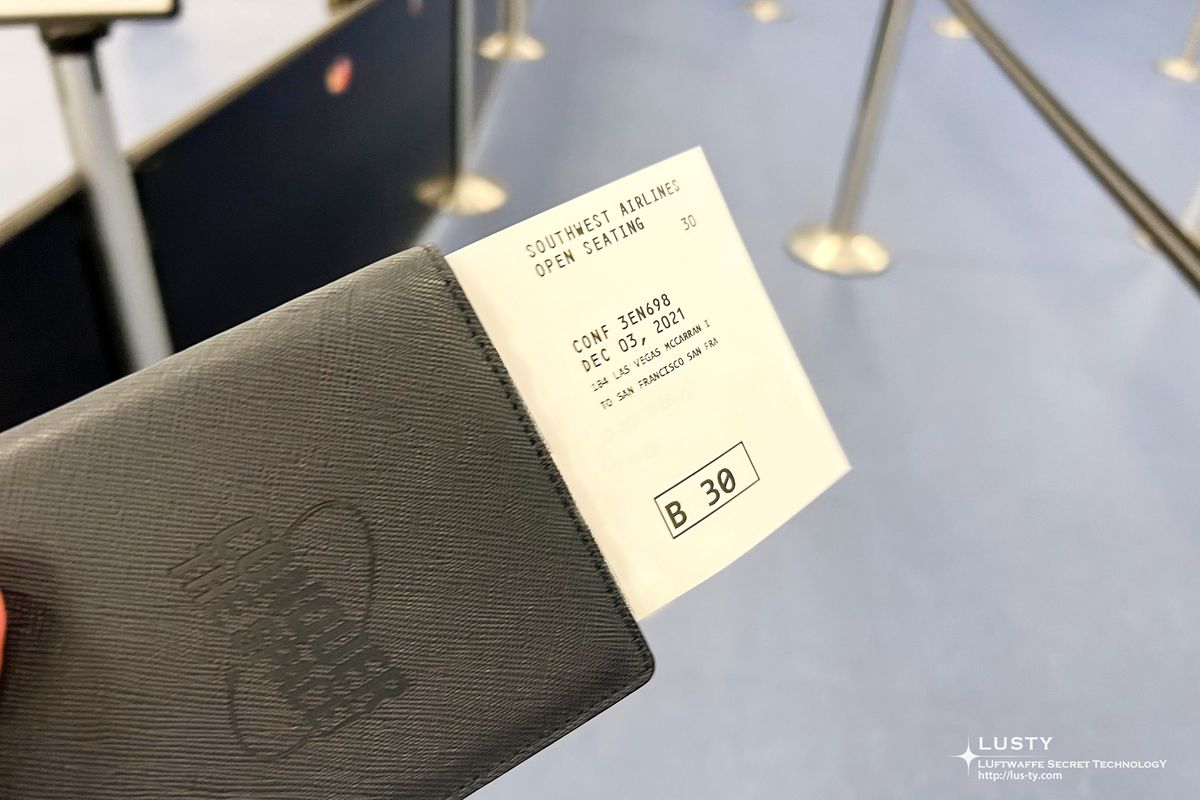손에 든 B30 사우스웨스트 보딩티켓