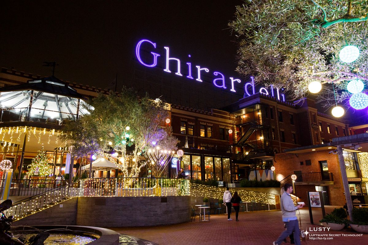 Ghirardelli 간판과 야간 광장