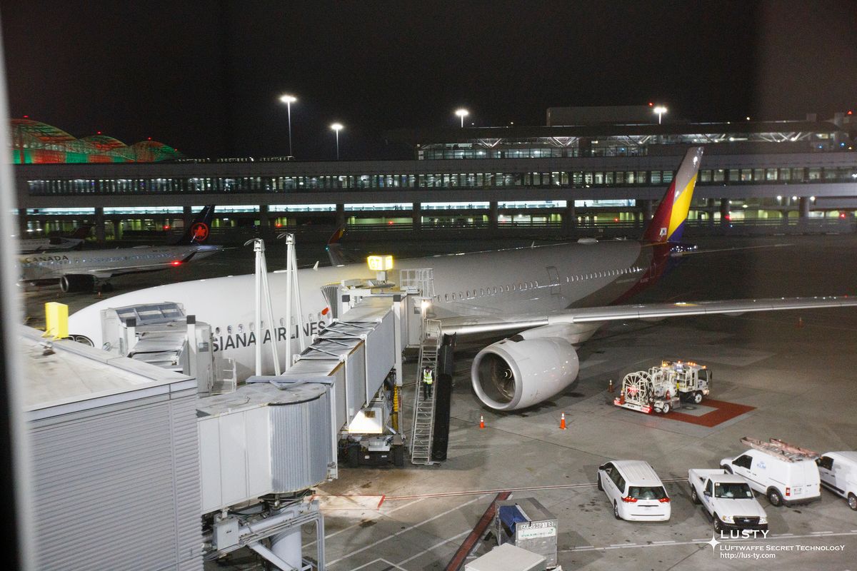 활주로에 주기된 아시아나 A350 기체
