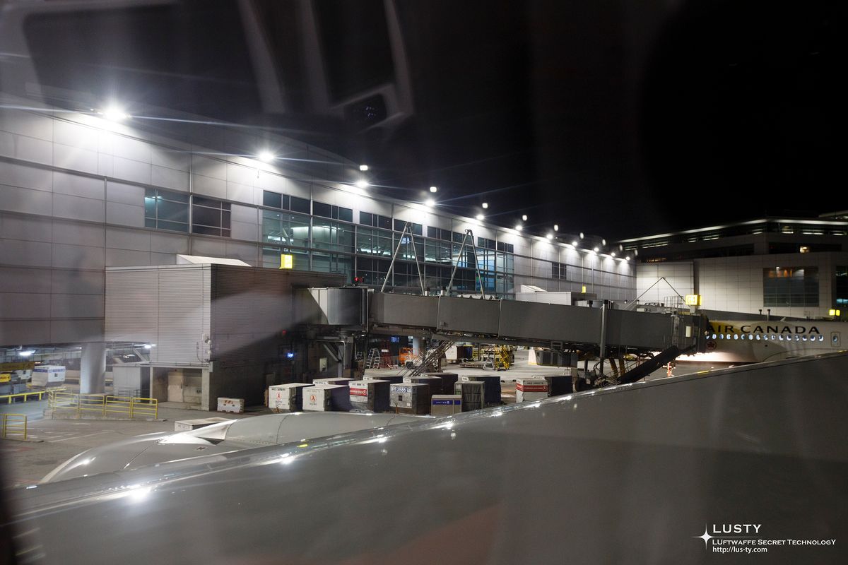 탑승구 앞 활주로와 Air Canada 기체