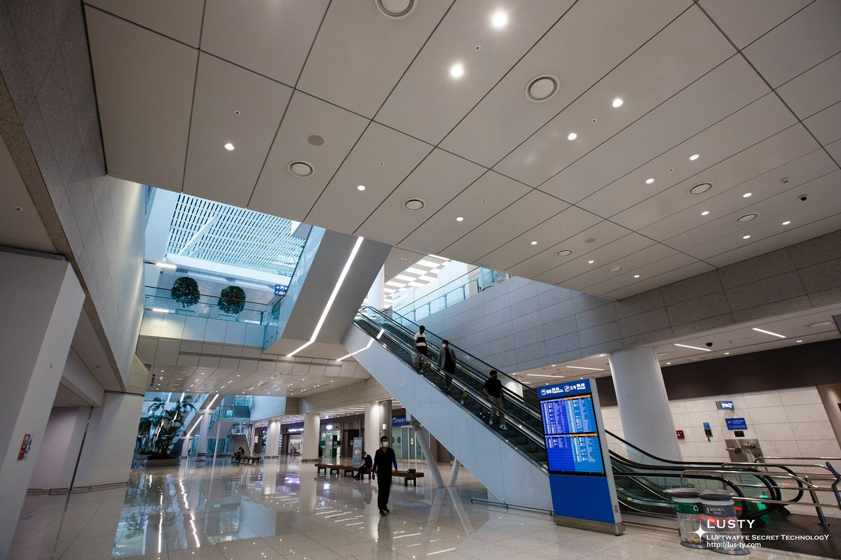 공항 로비의 에스컬레이터와 안내 모니터
