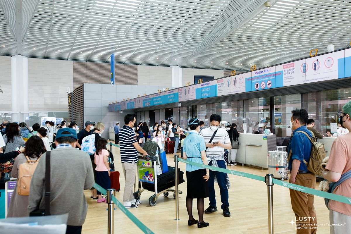 여러 승객 줄선 체크인 카운터