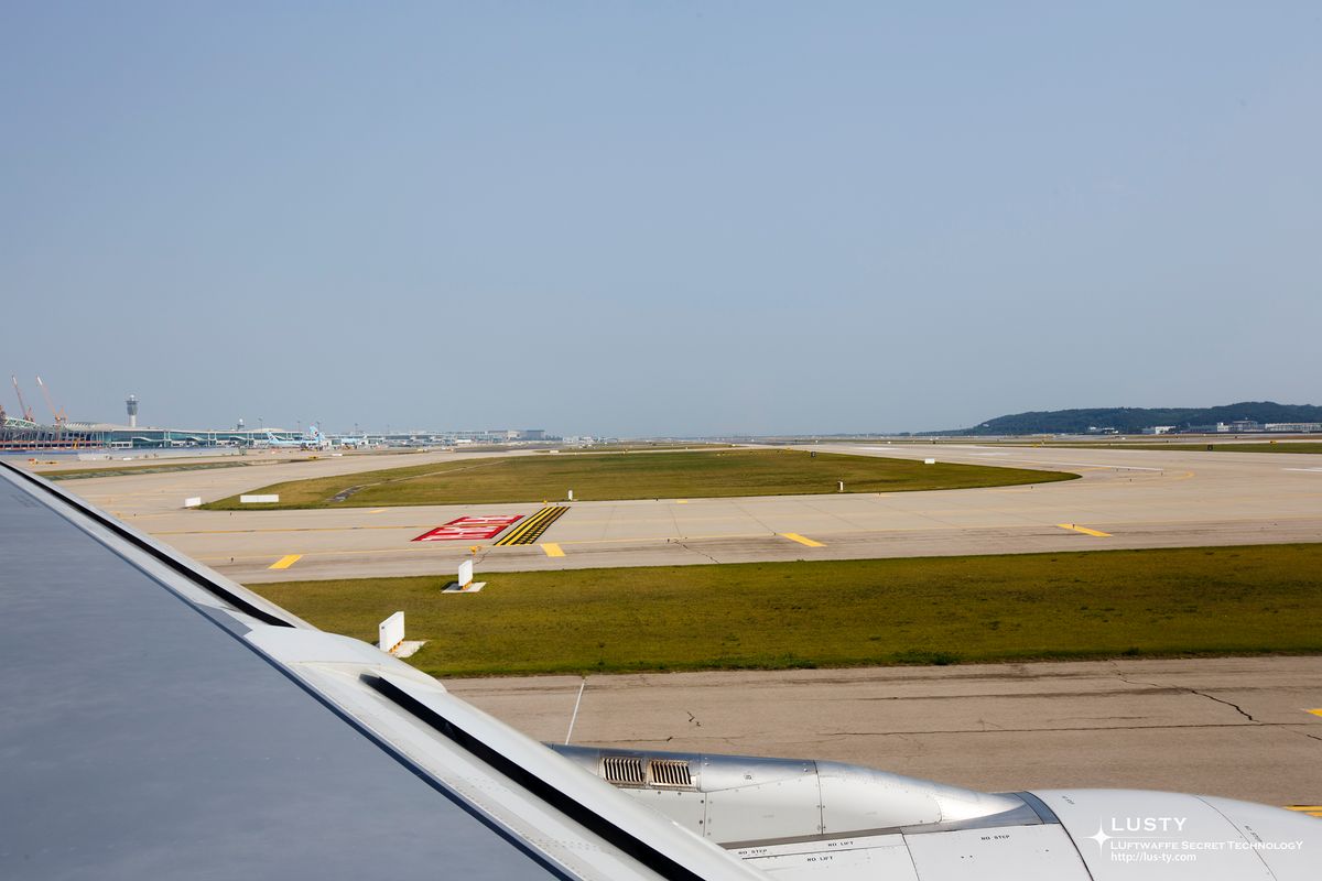 창 밖 인천공항 제3활주로와 날개