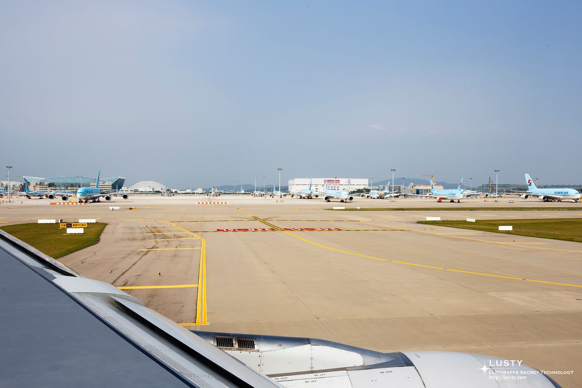 인천공항 계류장의 대한항공 여객기