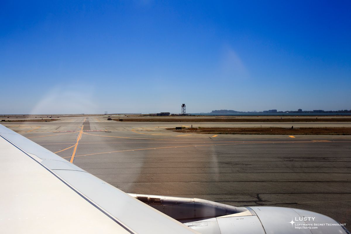활주로에서 기다리는 샌프란시스코 공항 기내 창밖
