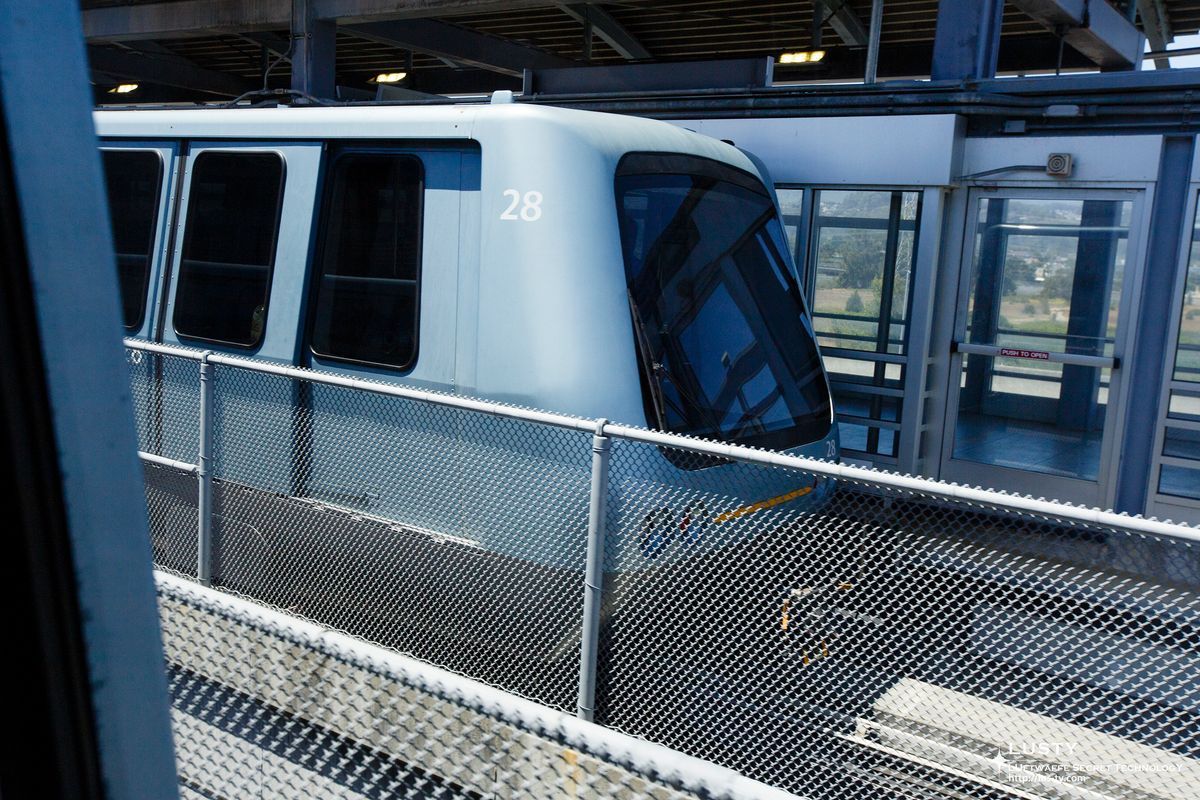 AirTrain 셔틀 객차 측면