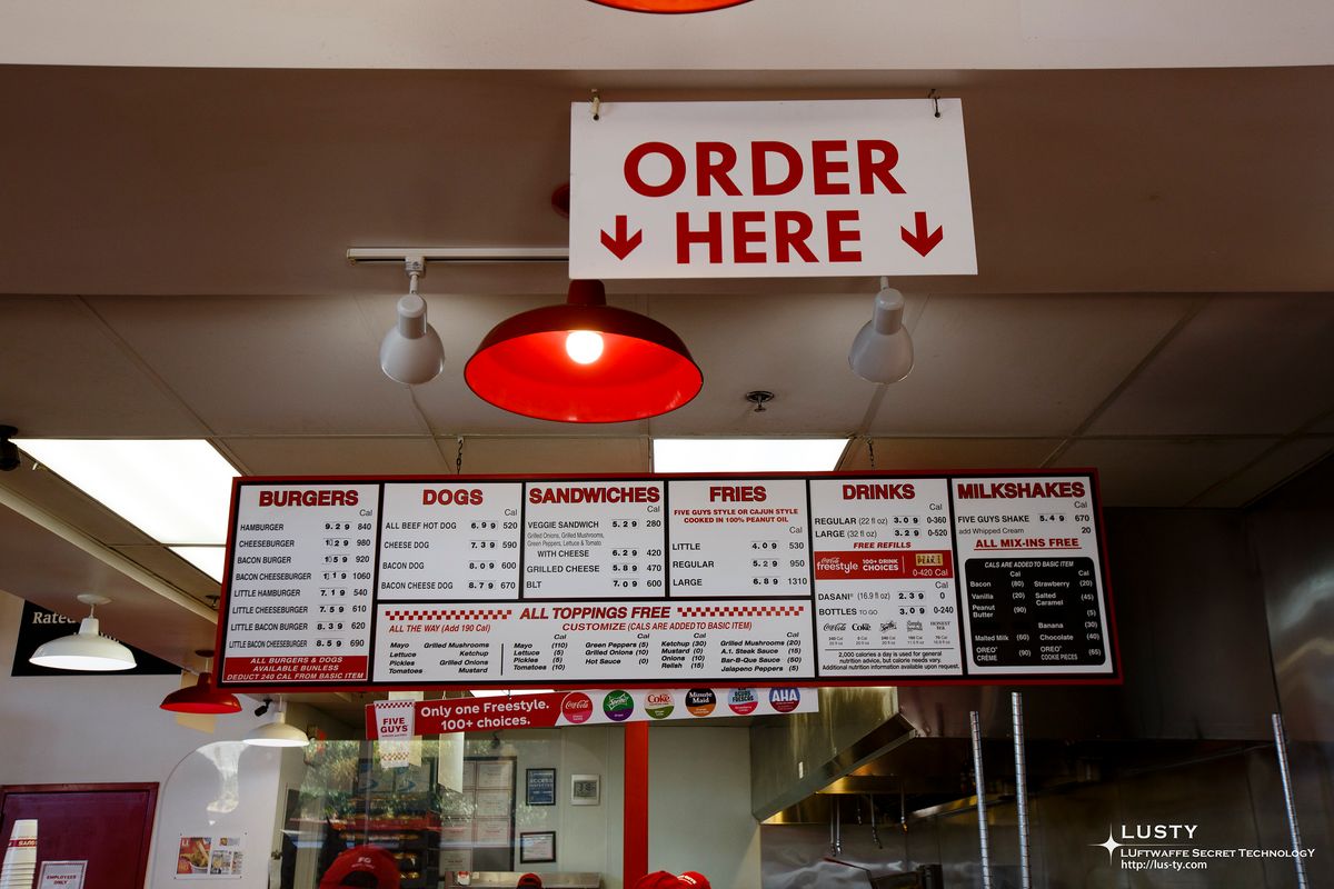 Five Guys 주문 메뉴판과 안내