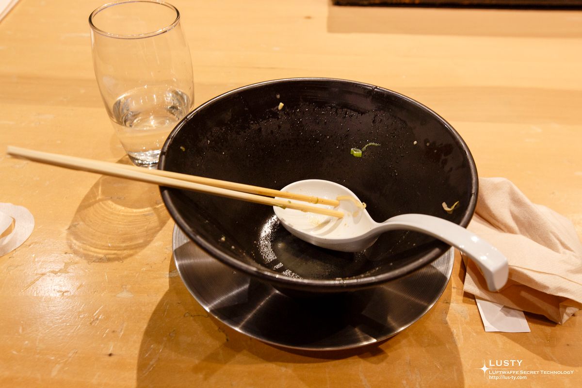 비운 라멘 그릇과 젓가락