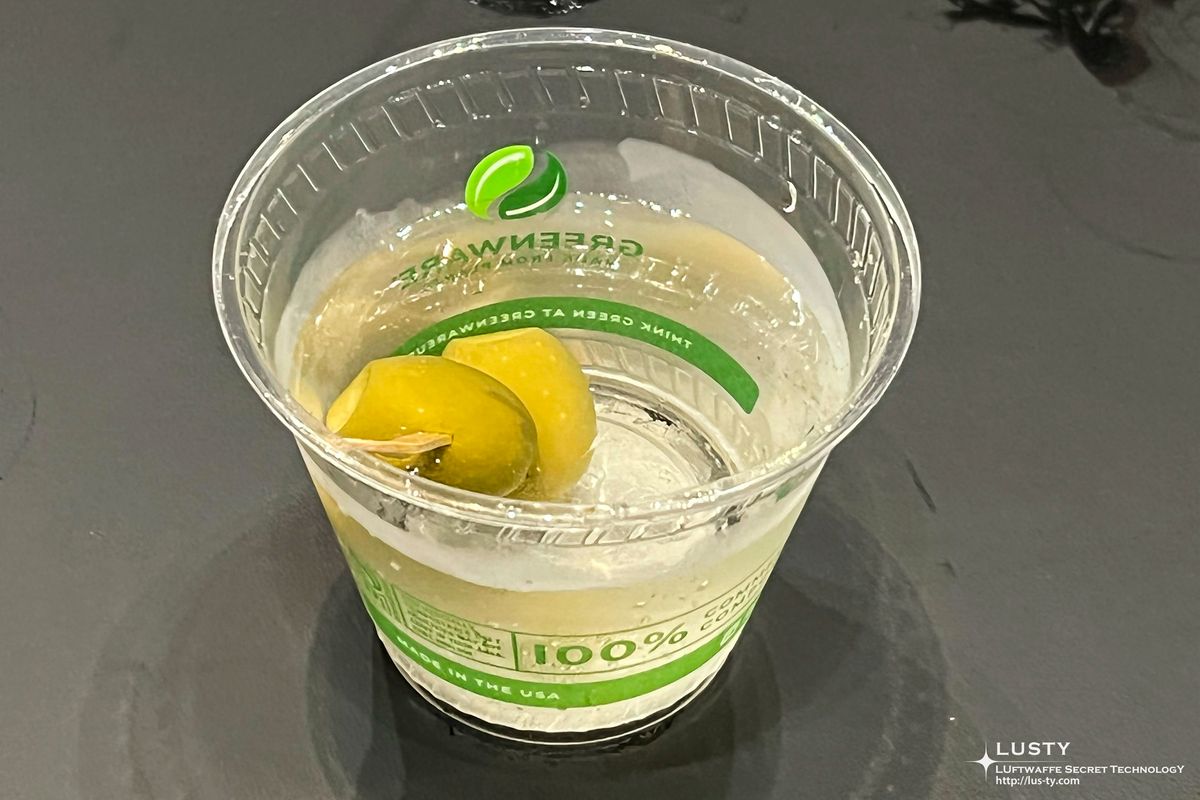 올리브 꽂힌 플라스틱 칵테일 컵