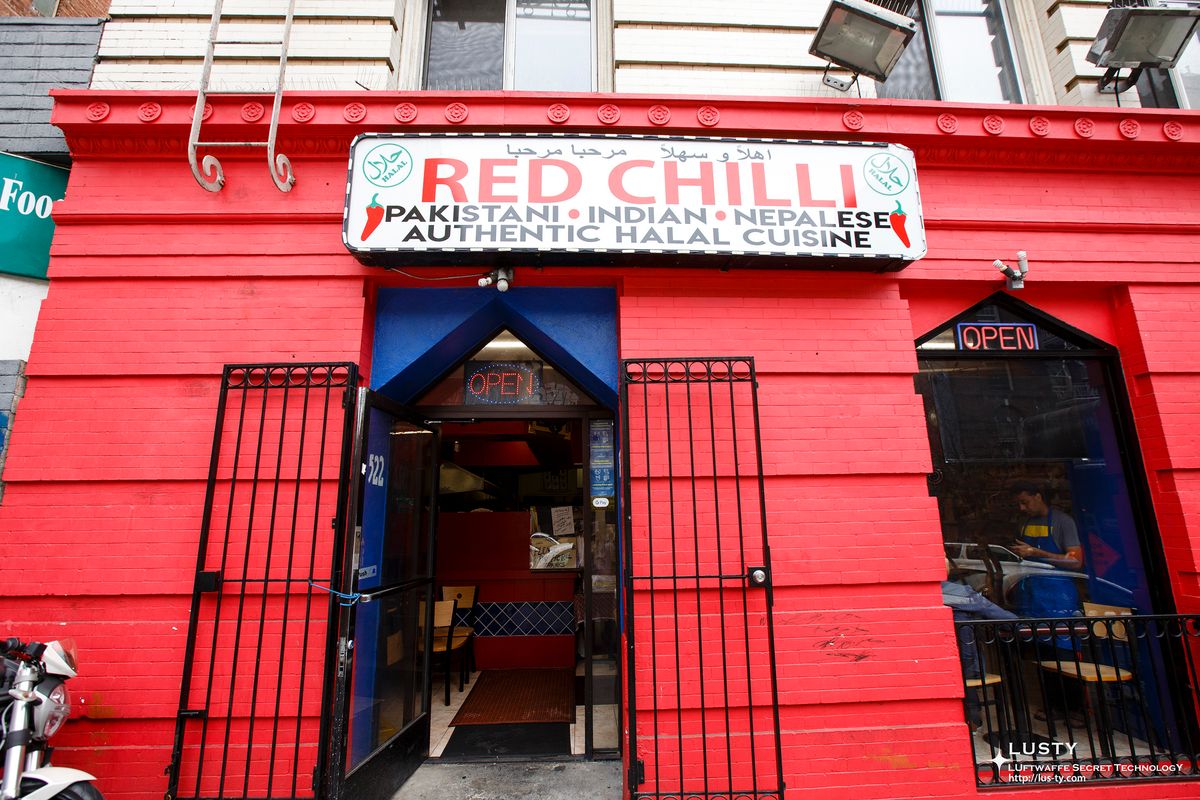 빨간 외벽과 “RED CHILLI” 간판이 보이는 음식