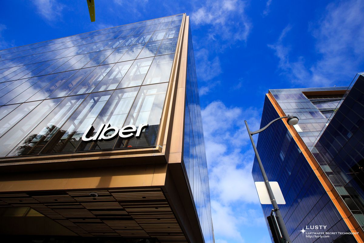 유리벽에 붙은 Uber 로고 건물