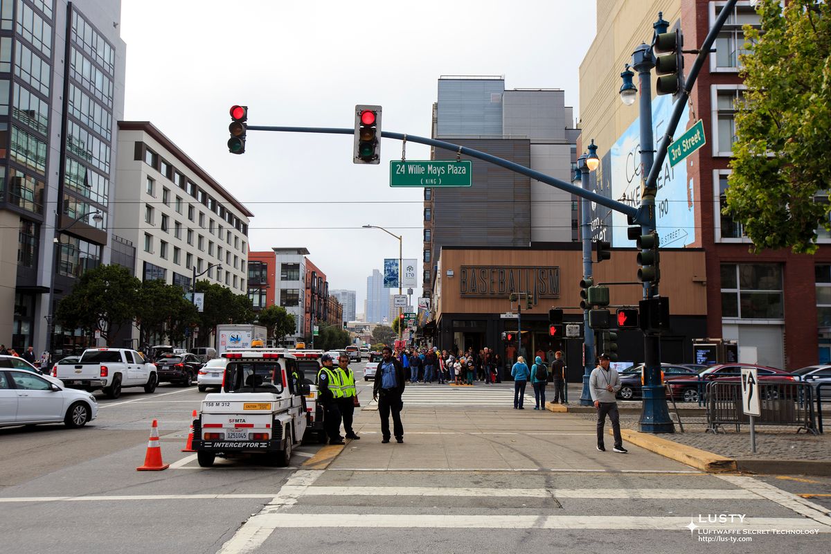 24 Willie Mays Plaza 표지판 앞 교차로