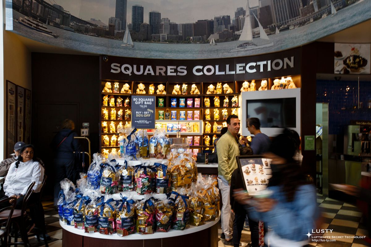 기념품 가득한 Squares Collection 매장
