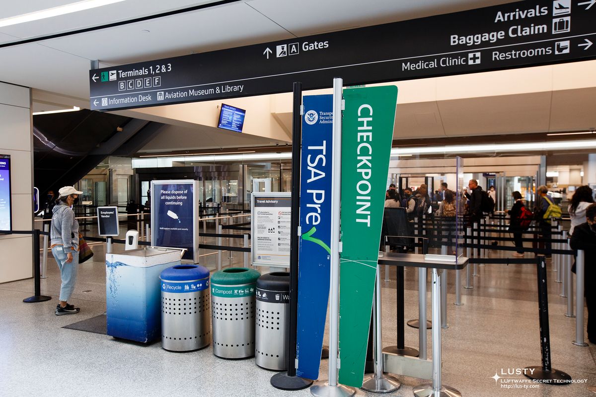 TSA PreCheck 안내판과 체크포인트 줄