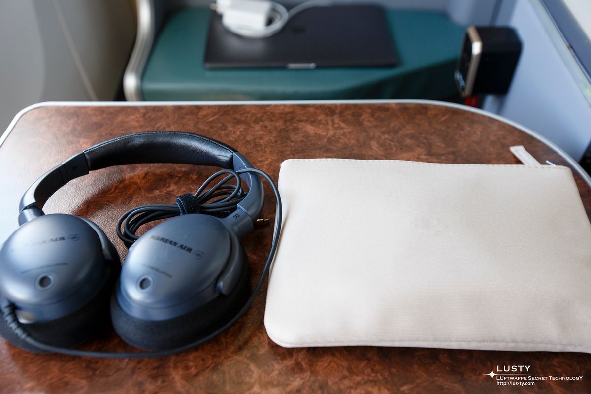 Korean Air 헤드폰과 파우치