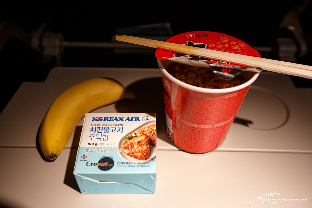 바나나 옆 치킨불고기 주먹밥과 컵라면