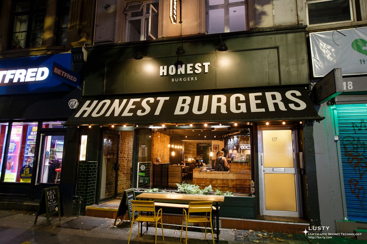 HONEST BURGERS 간판과 외부 테이블