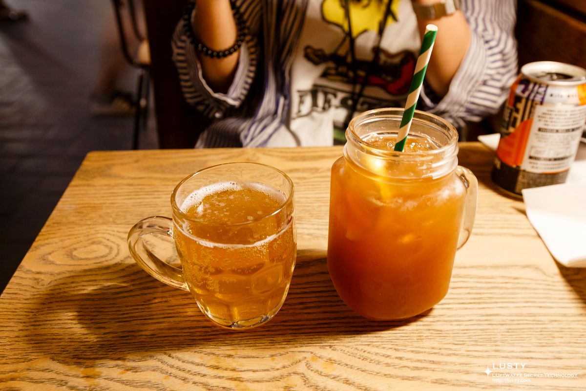 맥주잔과 아이스티 담긴 유리병
