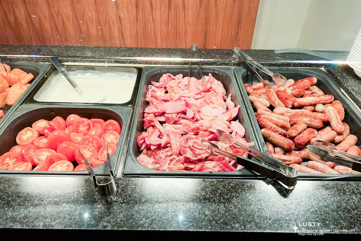 토마토 베이컨 소시지 놓인 트레이