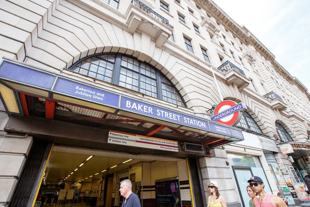 Baker Street 역 입구와 파란 간판