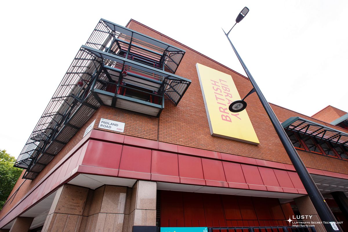 BRITISH LIBRARY 간판이 있는 외벽