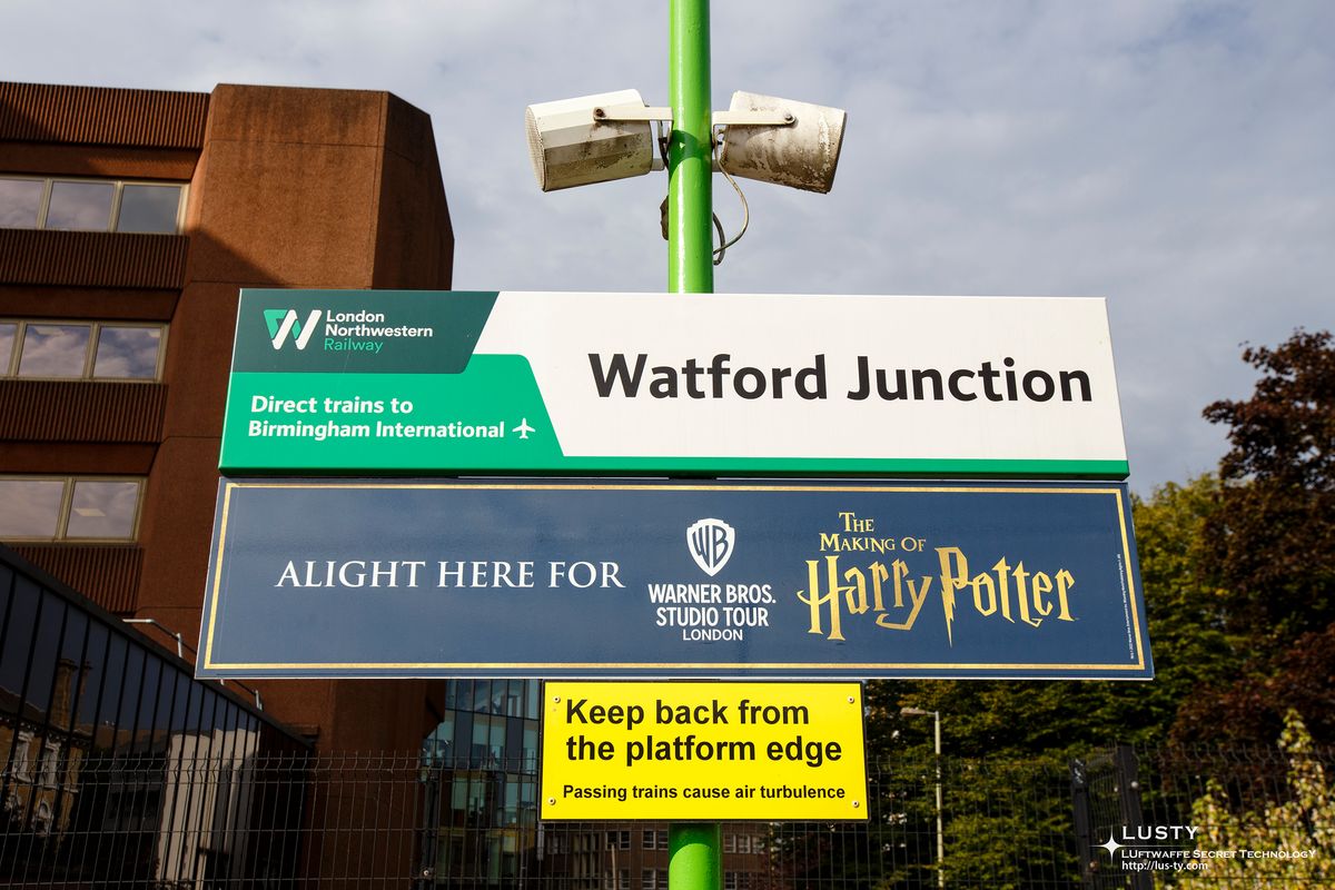 해리포터 광고 붙은 Watford Junction 역명